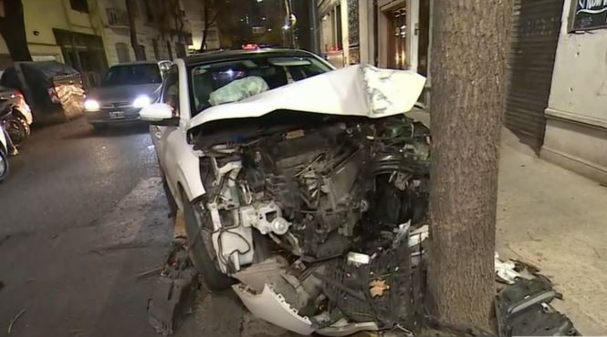 Manejaba con sus dos hijas y chocó contra un árbol en Constitución | Actualidad