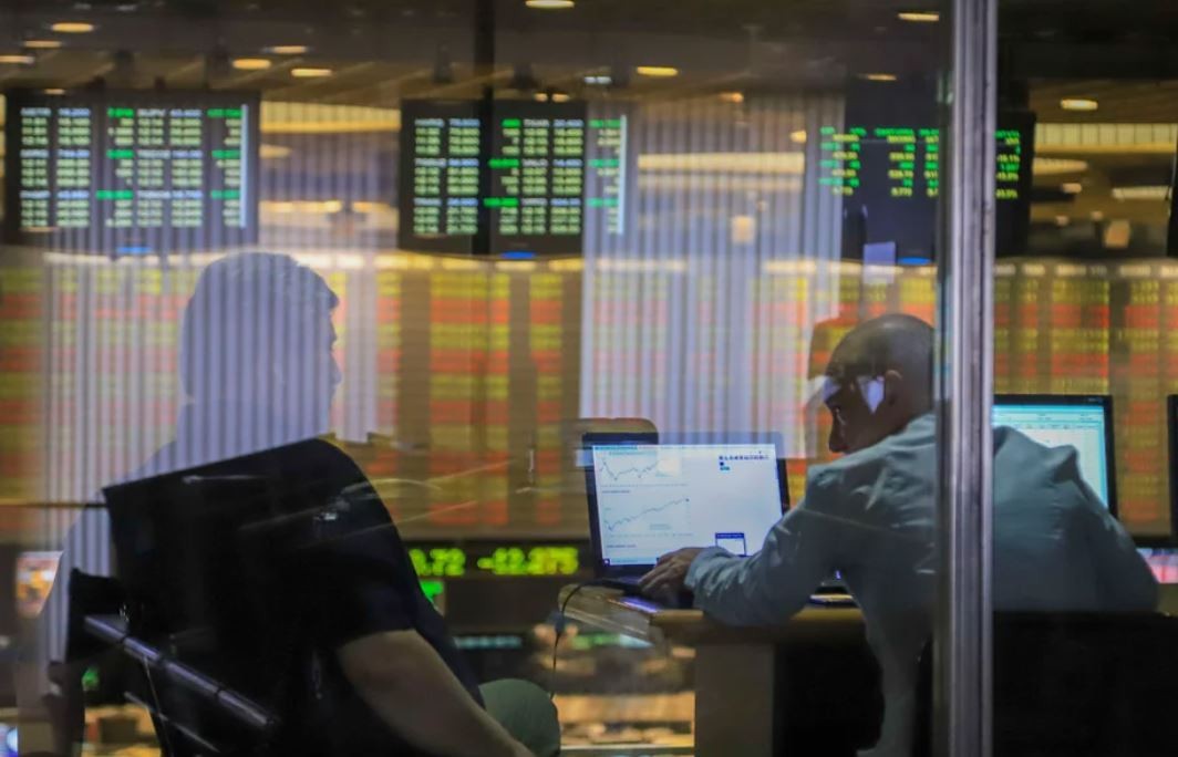Caen fuerte las acciones y bonos, y el riesgo país se acerca a los 1.500 puntos | Economía