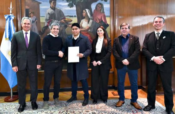 “No vino a pedir plata”: Santa Cruz canceló una deuda y Caputo lo celebró | Política