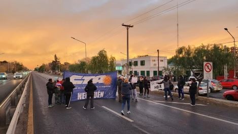 Neuquén: trabajadores protestan por suspensiones y despidos masivos | Actualidad