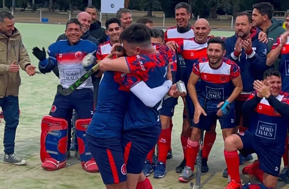 Un jugador de hockey le confesó su amor a su novio tras el triunfo de su equipo | Deportes