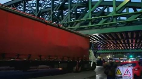 Camión chocó contra un puente en Av. Sarmiento: demoras en la Lugones | Actualidad