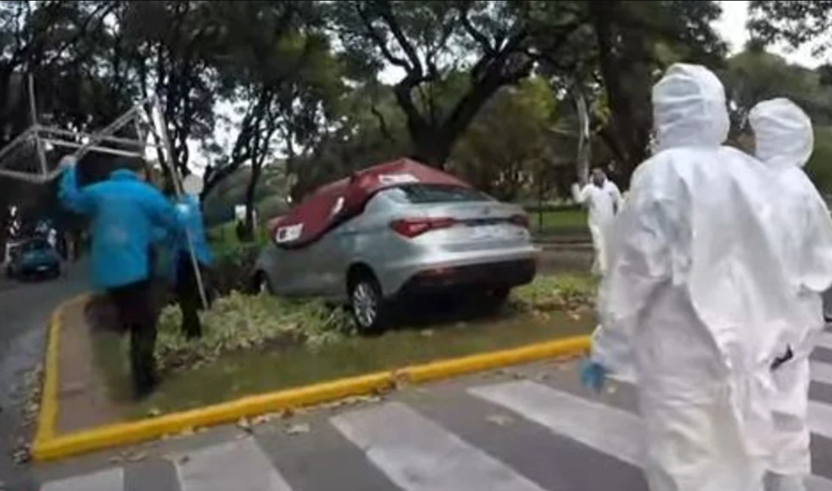 Un auto se estrelló contra una plazoleta en Parque Patricios: el conductor murió | Actualidad