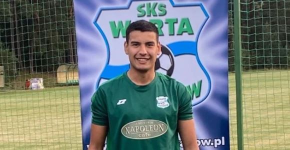 Tiene 23 años, fue a visitar a su hermano que vive en Polonia y lo contrataron en un club de fútbol | Deportes