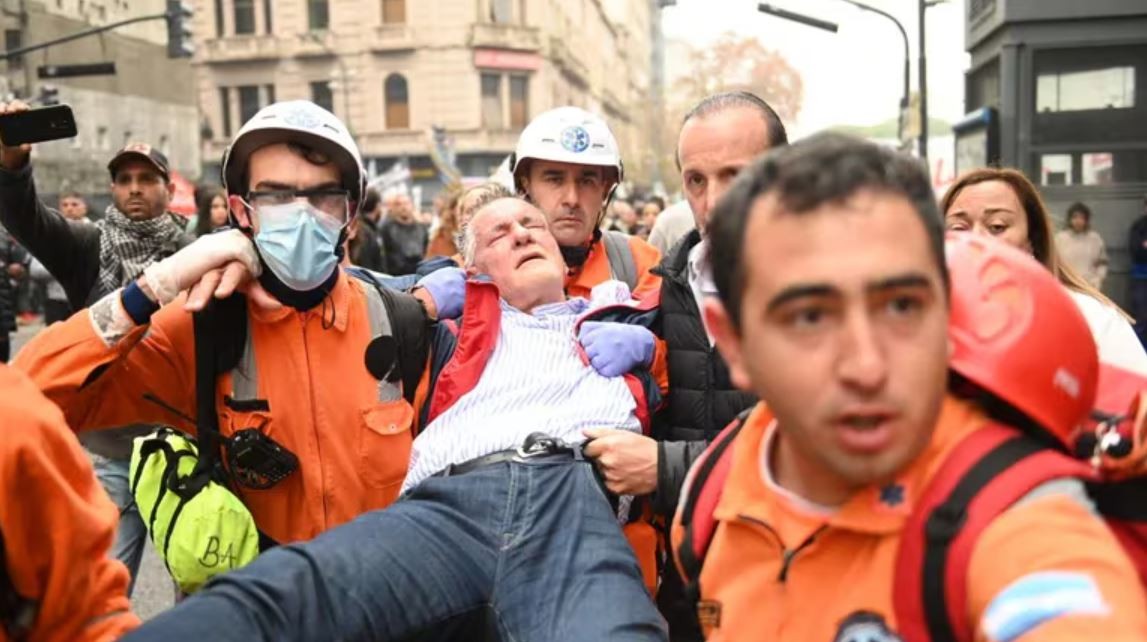 Cinco diputados peronistas fueron hospitalizados por los incidentes en Congreso | Actualidad