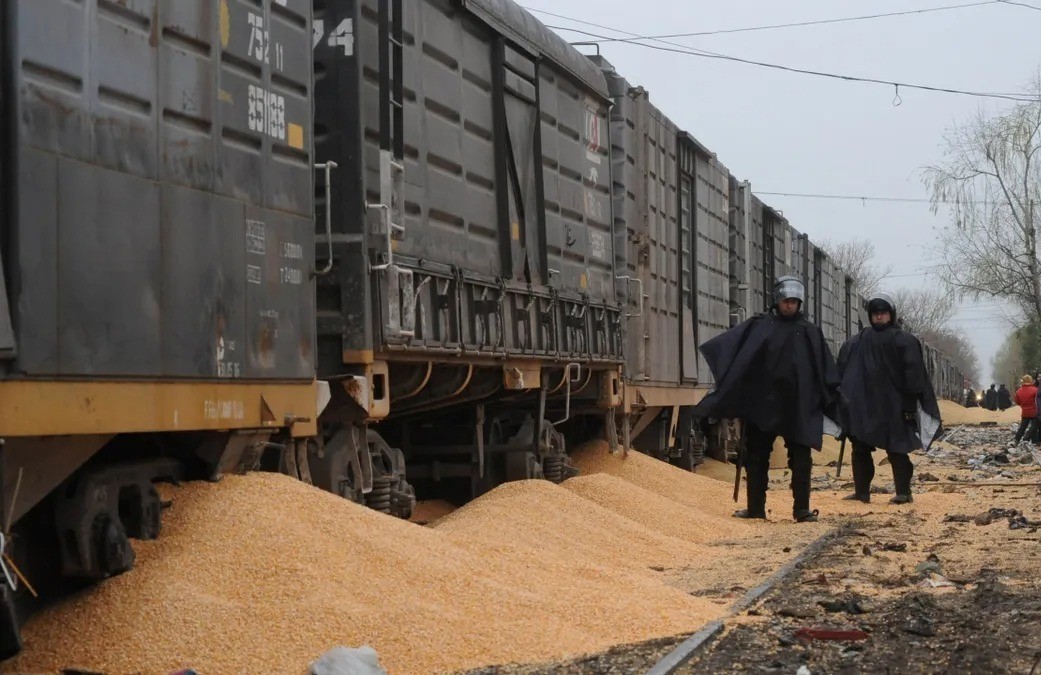 Saquearon un tren de carga detenido por una falla mecánica en Rosario | Actualidad