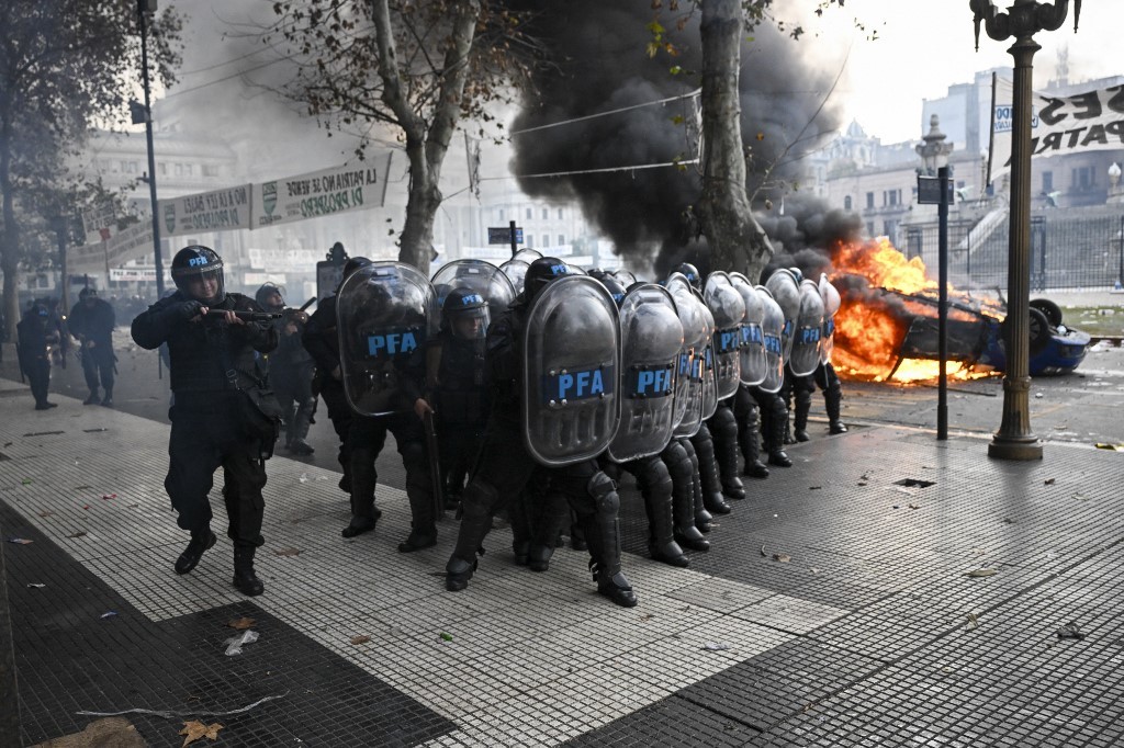 El Gobierno felicitó a las fuerzas de seguridad que actuaron afuera del Congreso: "Intentaron perpetrar un golpe de Estado" | Política