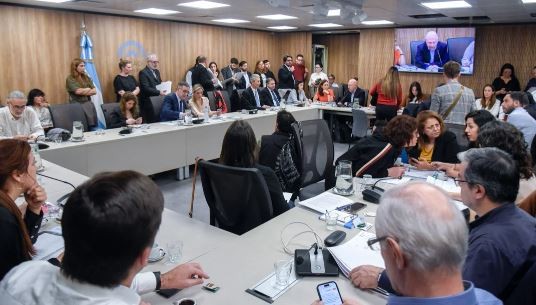 Los bloques dialoguistas y LLA lograron firmar un dictamen en Diputados para declarar servicio esencial a la educación | Política