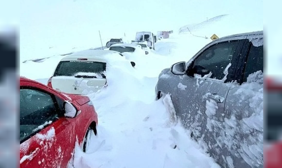 Ruta 3: el Ejército se movilizó para rescatar a decenas de personas atrapadas en la nieve | Actualidad