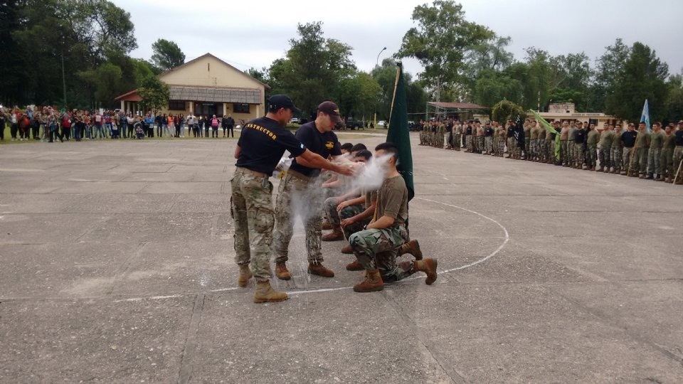 La Justicia investiga el bautismo a 35 paracaidistas: les arrojaron cal viva y sidra | Actualidad