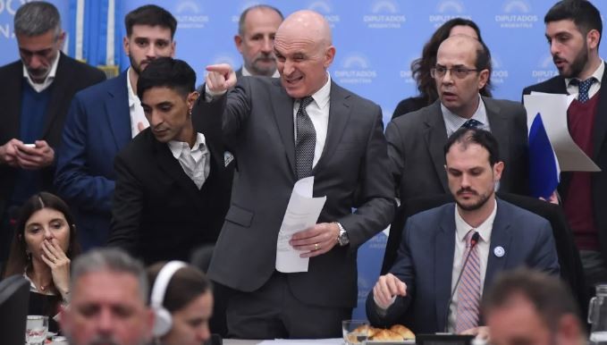 Con Ganancias en la cuerda floja, el oficialismo consiguió firmar dictamen de mayoría al paquete fiscal | Política