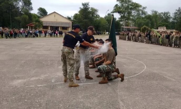 Córdoba: la Justicia investiga un "bautismo" con cal viva a 35 paracaidistas en el Ejército | Actualidad