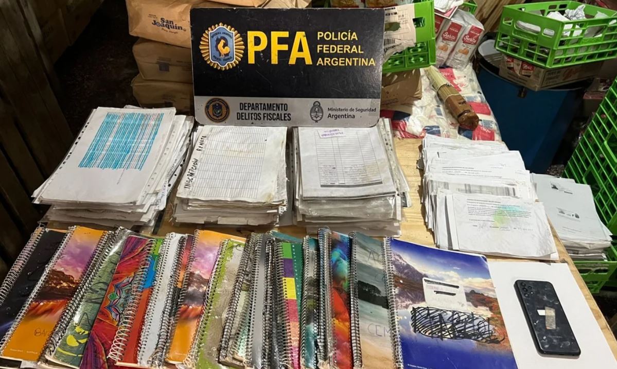 Allanaron catorce domicilios vinculados a movimientos sociales en la causa que investiga extorsión a beneficiarios | Política