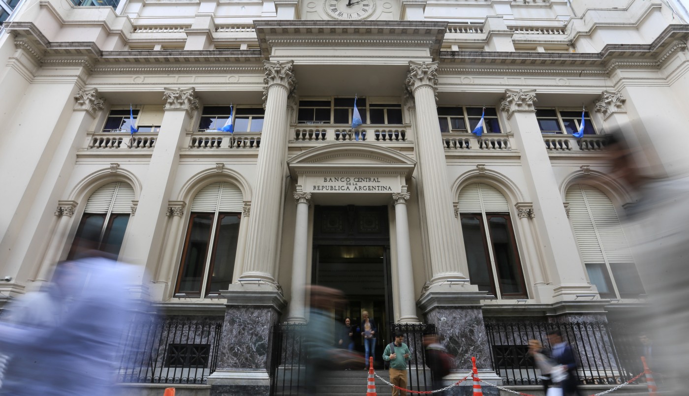 El Banco Central volvió a vender divisas y cierra junio con ventas netas por primera vez en la era Milei | Economía