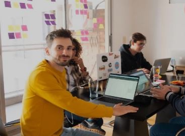 Una plataforma busca incorporar al mercado laboral a trabajadores caídos del sistema | Economía