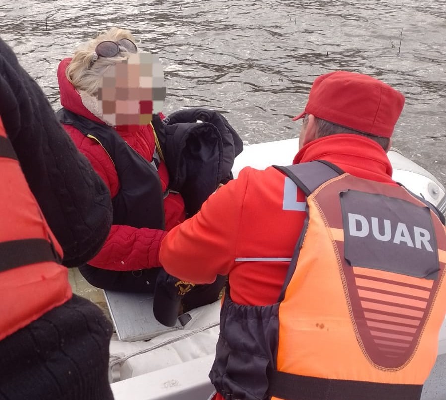 Rescataron a un matrimonio que se había quedado varado en el lago San Roque | Actualidad