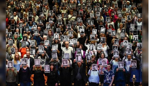 Jairo cantó “Venceremos” junto a una multitud para honrar a las víctimas del atentado a la AMIA | Espectáculos