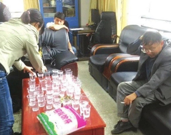 Obligan a estudiantes a hacer "fondo blanco" con licor para aprobar un examen | Curiosidades