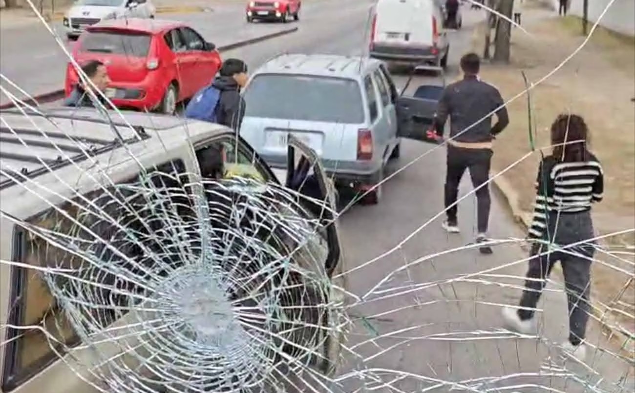 Córdoba: un hombre rompió el parabrisas a un colectivo con un trabavolante | Actualidad