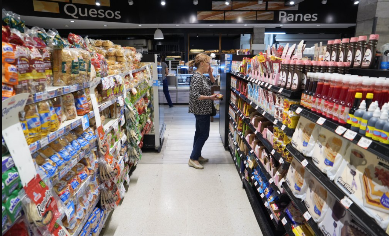 La caída del consumo en supermercados y autoservicios se profundizó al 12,5% interanual en junio | Economía