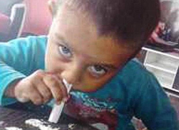 Bulgaria: escándalo por una foto de un nene que simula tomar cocaína | Curiosidades
