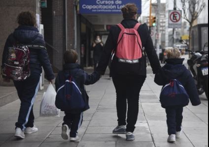 Vouchers educativos: extienden el programa hasta fin de año sin actualización del monto ni nuevas inscripciones | Economía