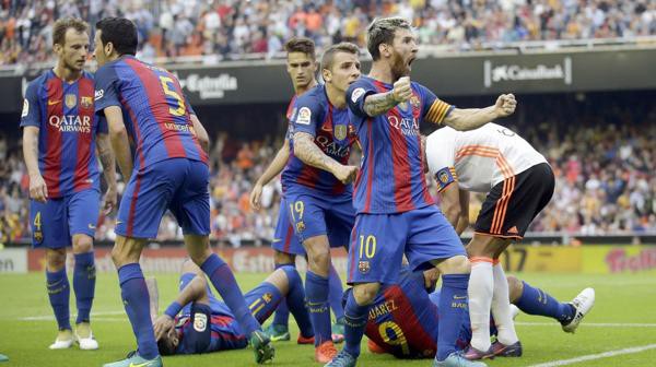 Victoria del Barcelona y furia de Messi por un botellazo a Neymar | Deportes