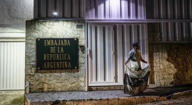 Estados Unidos pidió un salvoconducto para los opositores a Maduro que están en la embajada argentina | Política