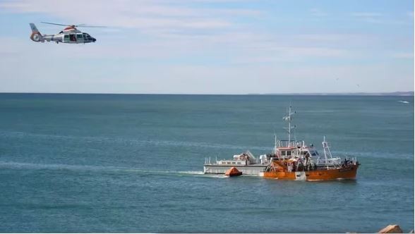 Santa Cruz: un hombre murió aplastado por una tapa de 500 kilos en un buque pesquero | Actualidad