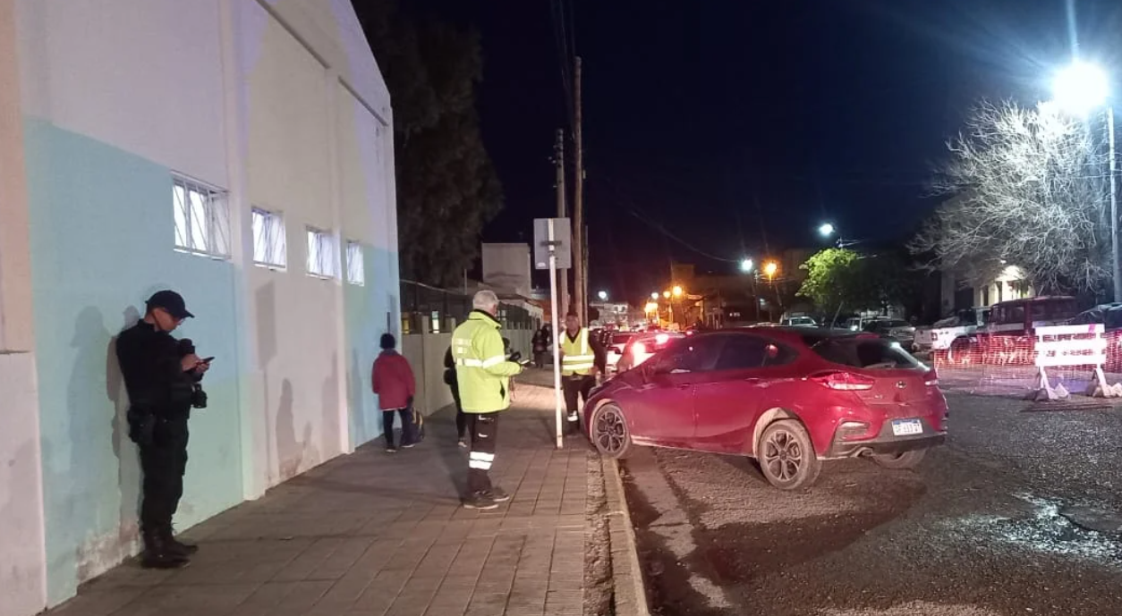 Manejaba borracho y terminó en la vereda de una escuela | Actualidad