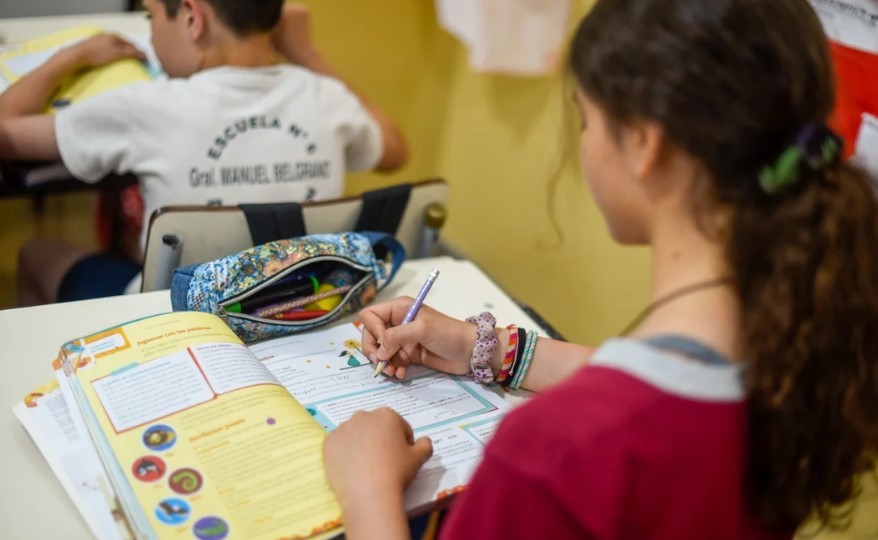 Los estudiantes de primaria y secundaria no podrán usar los celulares en aulas porteñas | Actualidad