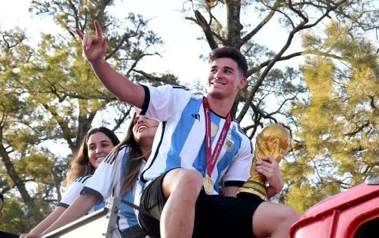 Julián Álvarez donó una suma millonaria al Club Atlético Calchín | Deportes