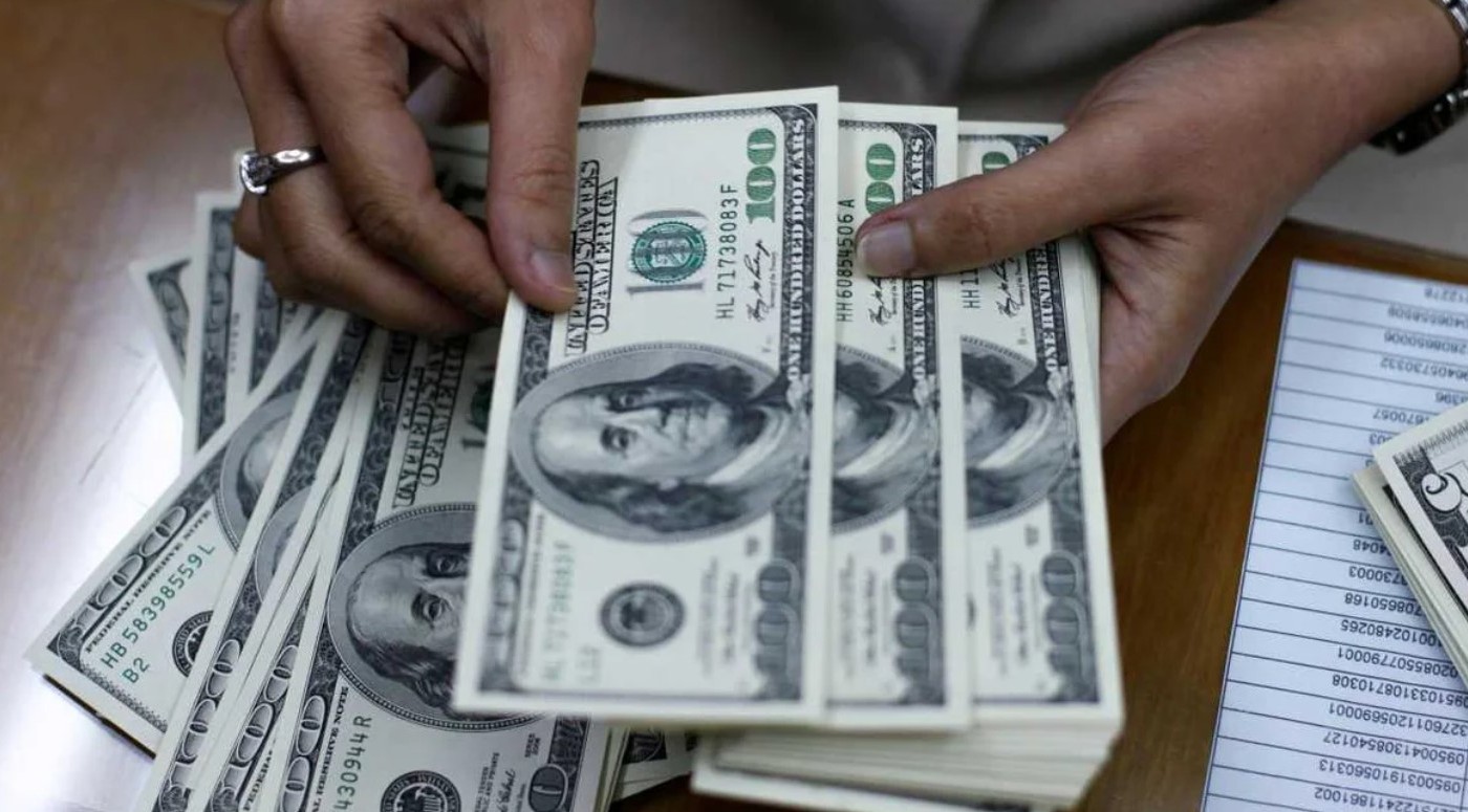 Bajaron el blue y los dólares financieros y el mercado cambiario se tranquiliza | Economía