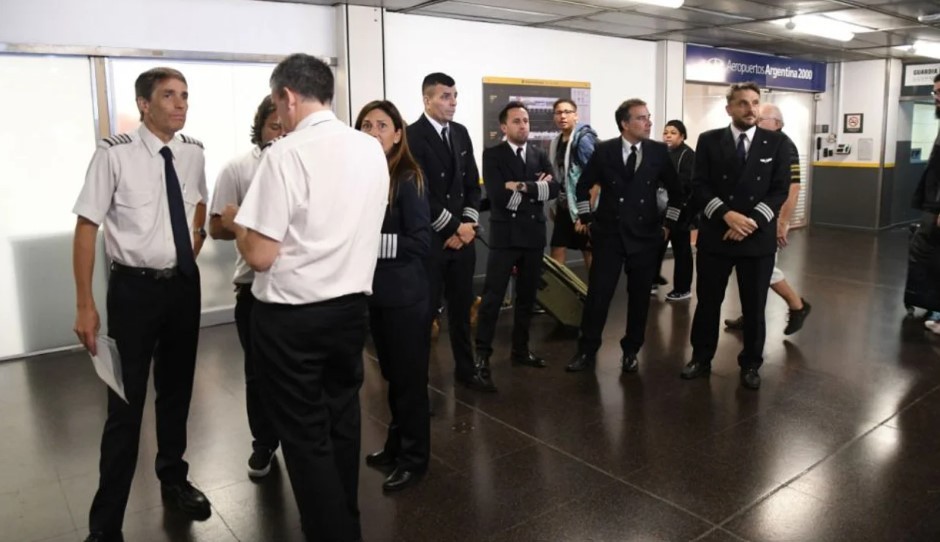 Por una medida de fuerza de pilotos de Aerolíneas Argentinas habrá demoras y cancelaciones de vuelos desde el lunes 19 | Actualidad