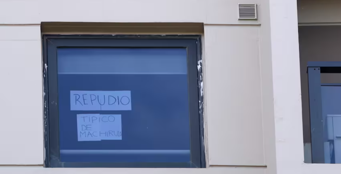 "Tipico de machirulo": el cartel que colocó un vecino de Alberto Fernández | Política