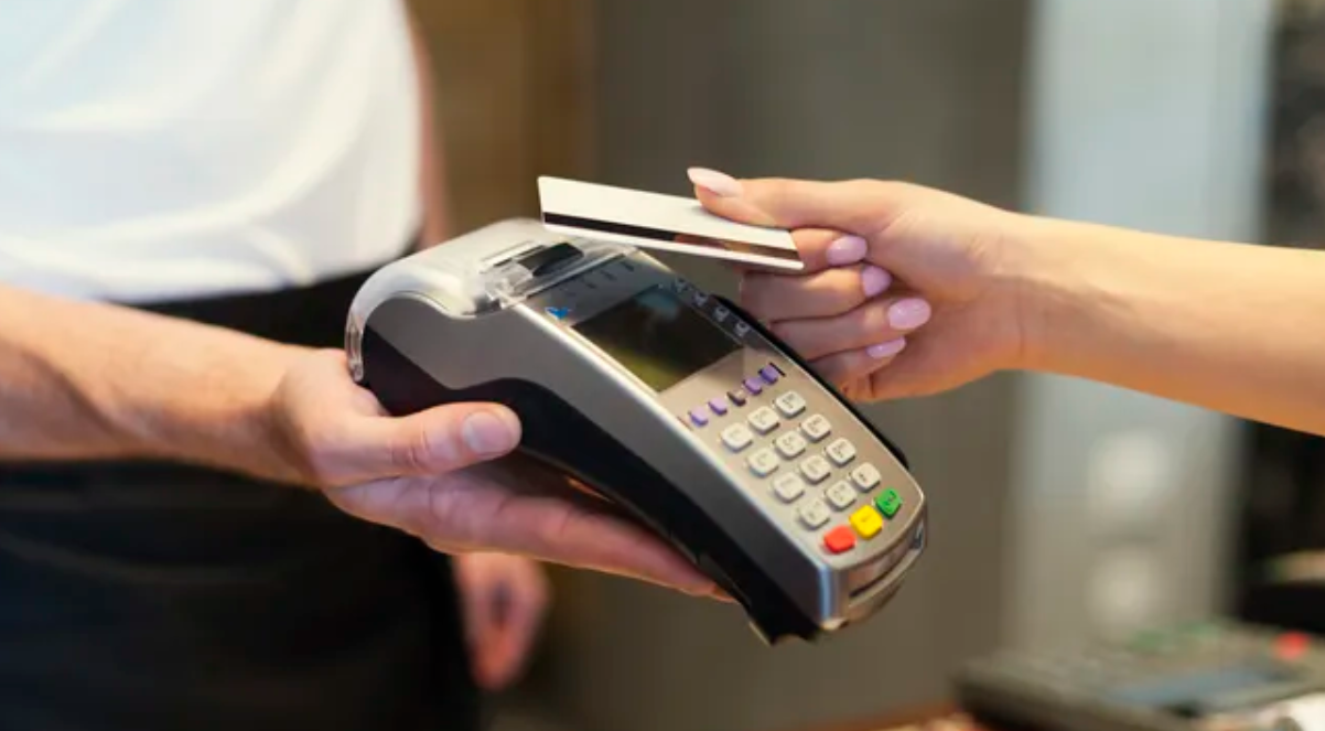 El pago de propinas por medios electrónicos no estará gravado con el impuesto al cheque | Economía