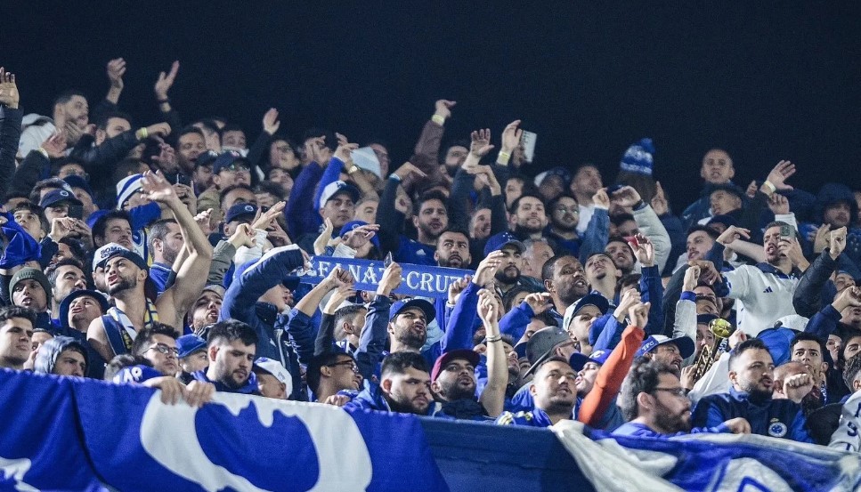 Cuatro hinchas de Cruzeiro fueron demorados por romper y tirar billetes en el partido contra Boca en la Copa Sudamericana | Deportes