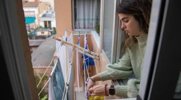 Cuatro de cada diez jóvenes viven con sus padres o abuelos porque no pueden acceder a una vivienda | Economía