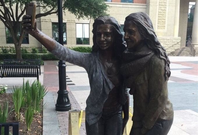 Polémica por una estatua dedicada a las selfies | Curiosidades