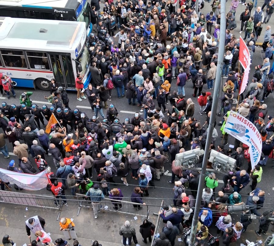 Tensión en el Congreso: reprimieron a jubilados que protestaban contra el veto a la ley | Actualidad