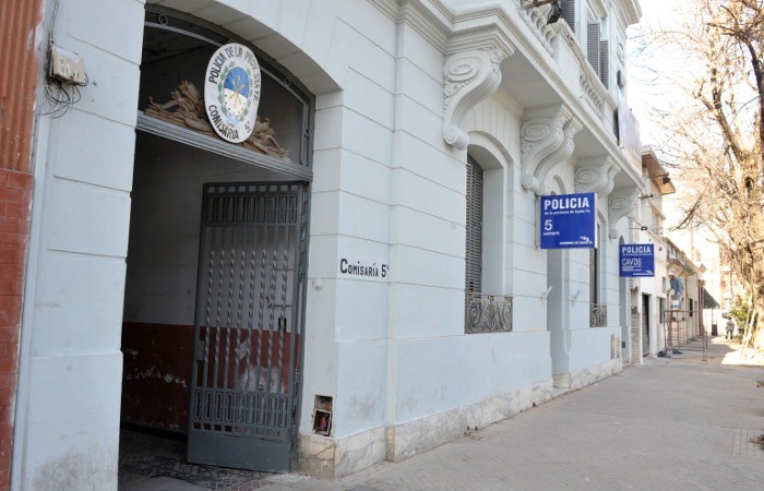 Rosario: Detuvieron a un policía sospechado de ingresar celulares a los reclusos de una comisaría | Actualidad