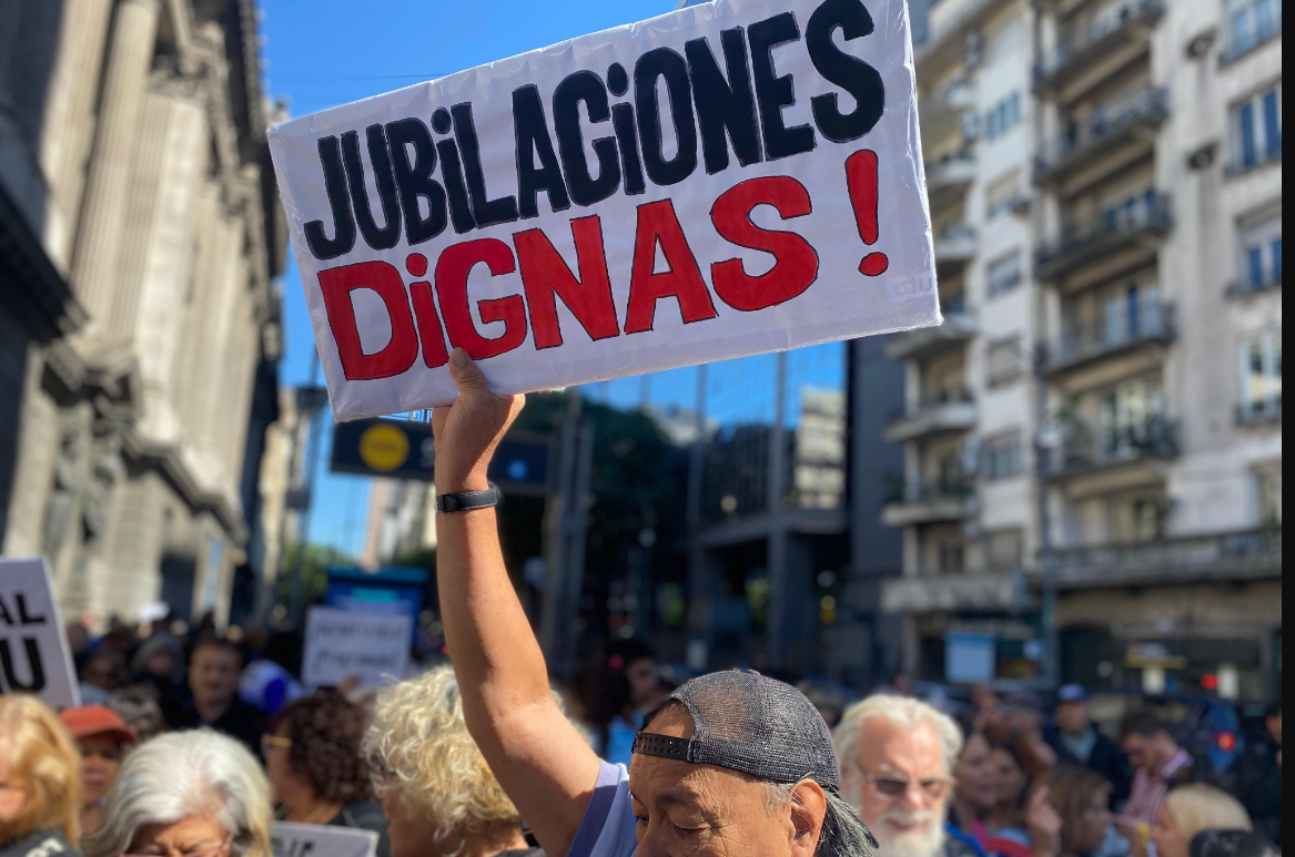 El Gobierno insiste en que las jubilaciones mejoraron "en términos reales" | Economía