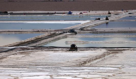 Se reduce la explotación de litio ante la baja de precios internacionales y se generan conflictos sindicales | Economía