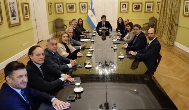 Milei recibió a un grupo de senadores aliados y busca revertir los resultados legislativos | Política