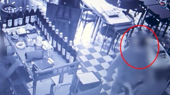 Rosario: detuvieron a un hombre por amenazar a una moza en un bar e irse sin pagar | Actualidad