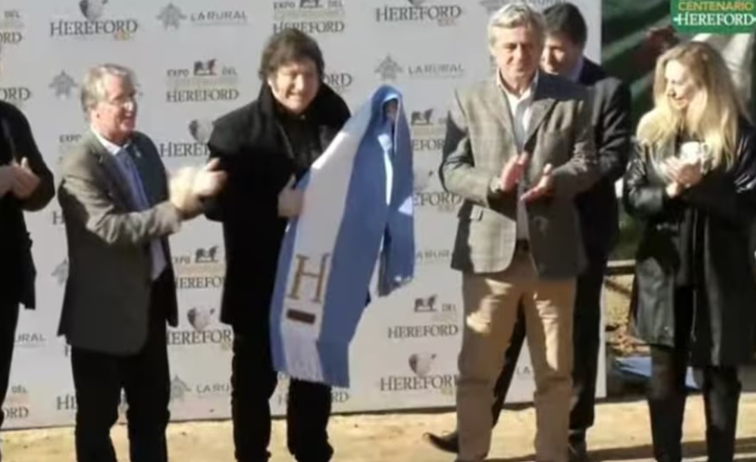 Milei visitó La Rural después del atentado contra la sede de esa entidad | Política