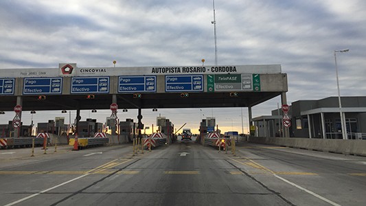 Escapó de un control policial y mató a una empleada del peaje en la autopista Córdoba-Rosario | Actualidad