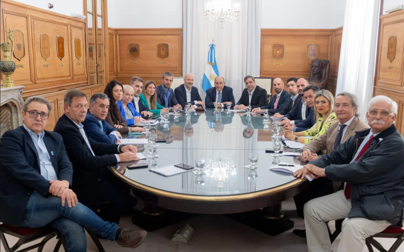 Francos encabeza cumbre con diputados en busca de apoyo al Presupuesto 2025 | Política