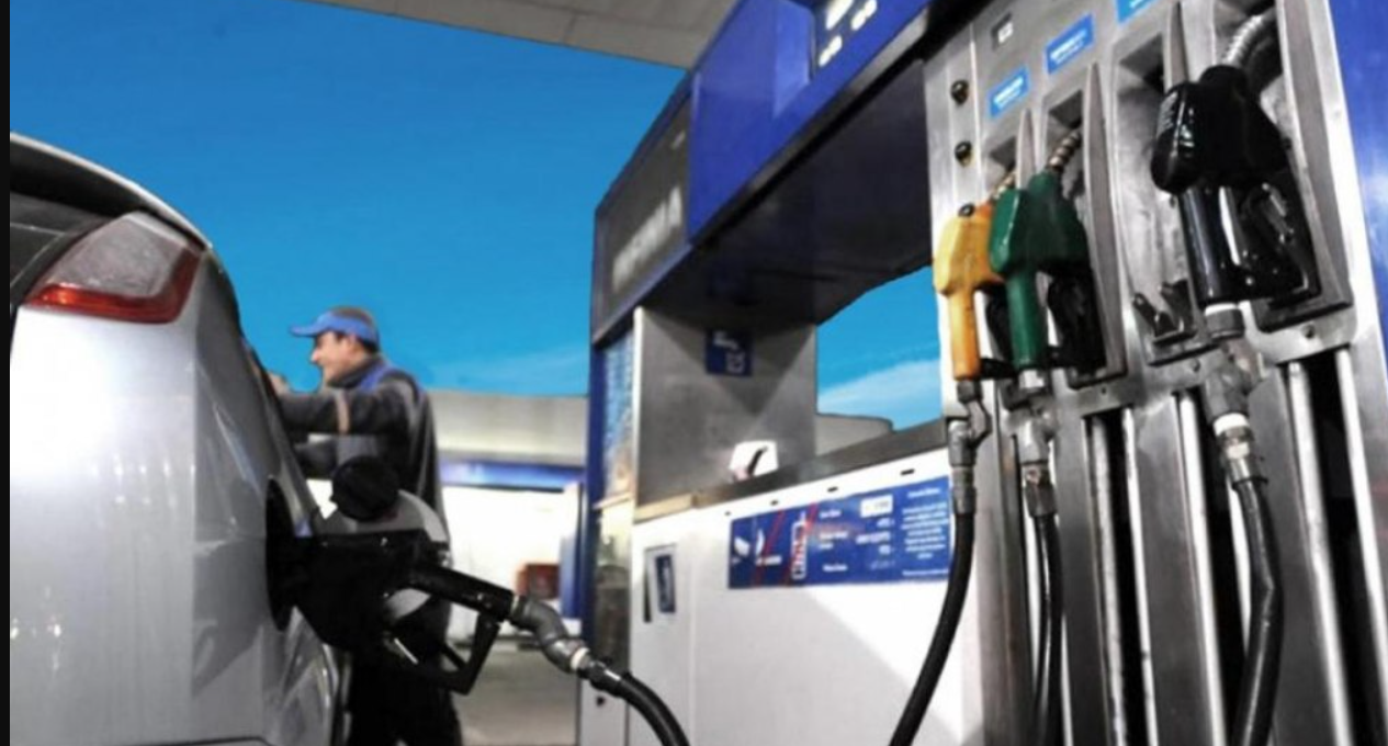 Estaciones de servicio deberán informar a los clientes si cobran tasas municipales | Economía