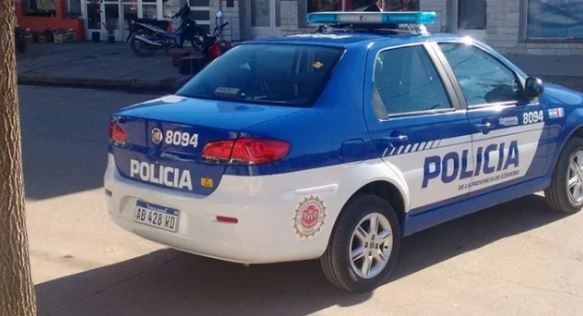 Sorprendieron a una policía consumiendo cocaína en el baño de una estación de servicio en Córdoba | Actualidad